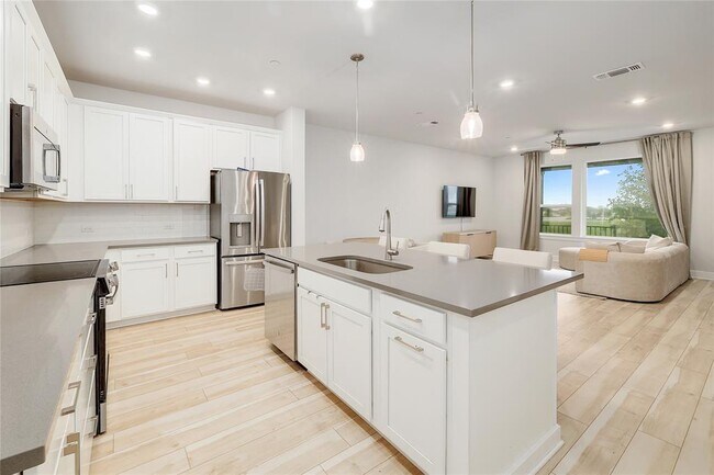 Building Photo - 207 Flowers Ave