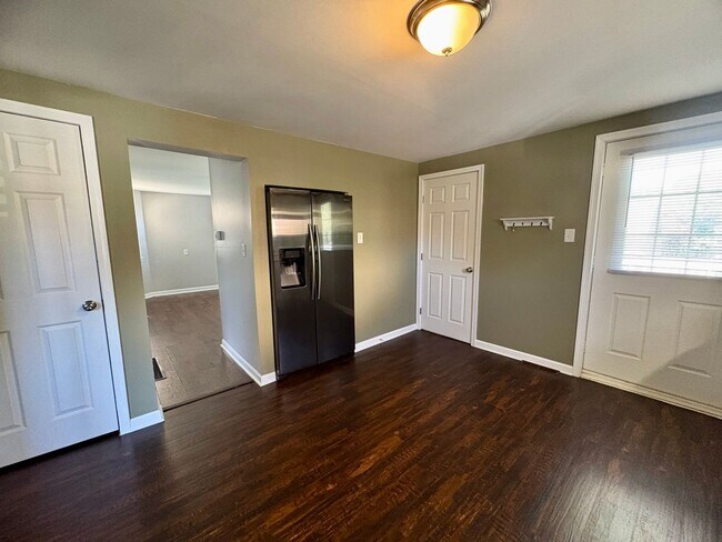 Building Photo - 4 Bedroom 2 Bathroom in Harrisburg!