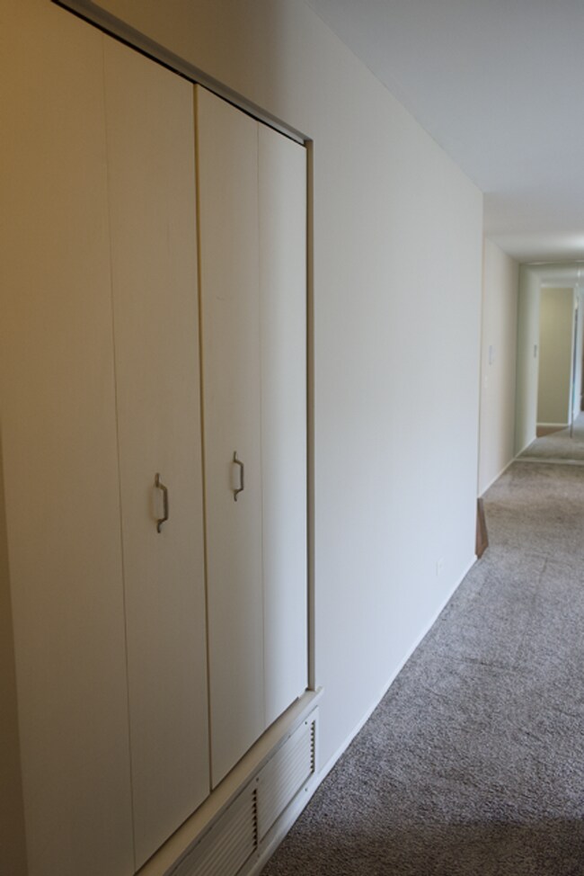 Building Photo - Wheeling, Lexington Commons 2BR/2BA 1 Garage & 2 Pools!