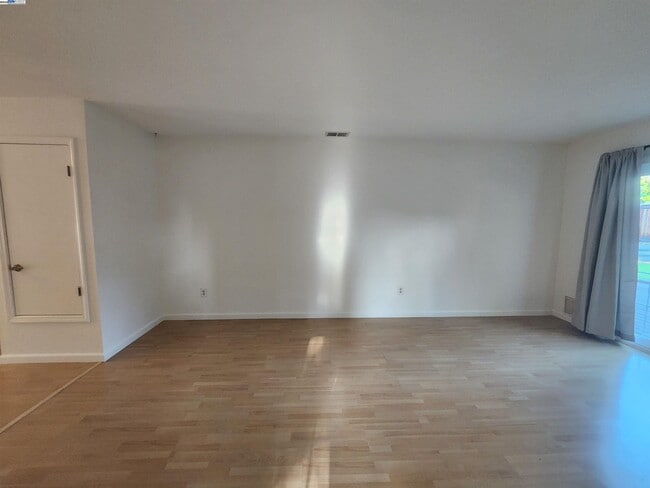 Building Photo - 1733 Carnation Cir