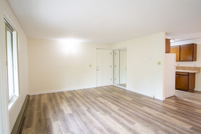 Building Photo - $250 OFF! Spacious Top Flr 2Bdr Flat, W/D ...