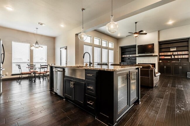 Building Photo - 210 Sonora Ln