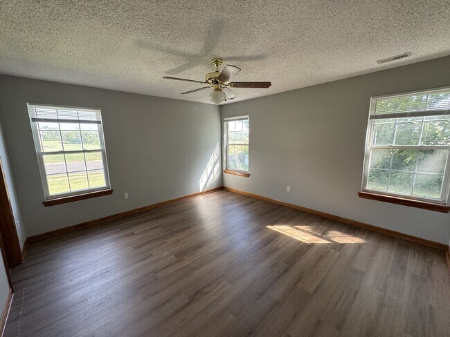 Building Photo - 1303 Fox Run Dr