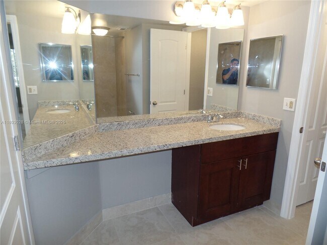 Building Photo - 2880 N Oakland Forest Dr