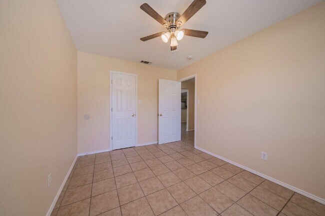 Building Photo - Cute 3 bed, 2 bath home in Grand Prairie