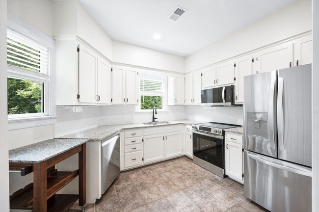 Building Photo - Charming 2BR/2BA condo in Green Hills!