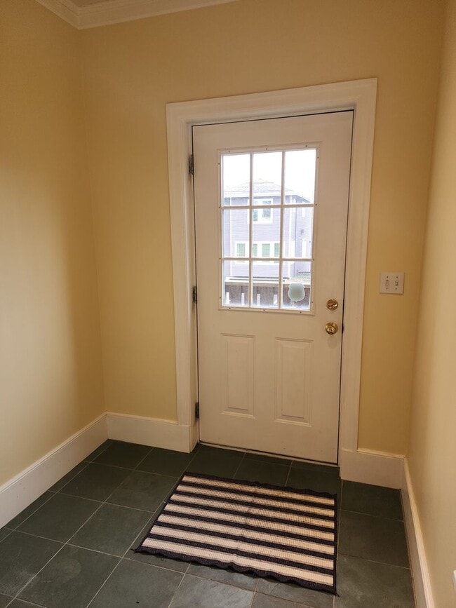 Building Photo - Spacious 3BR/3BA in Sought- After Queen Anne Location