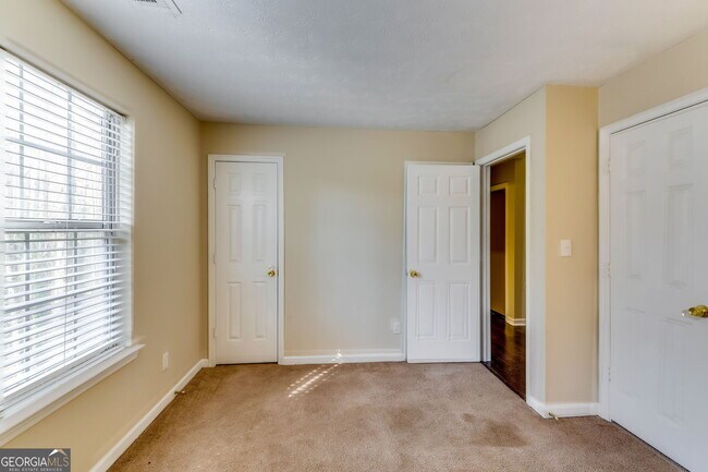 Building Photo - 2727 Manor Cove