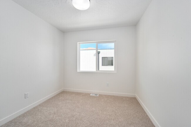 Building Photo - 567 W 620 N