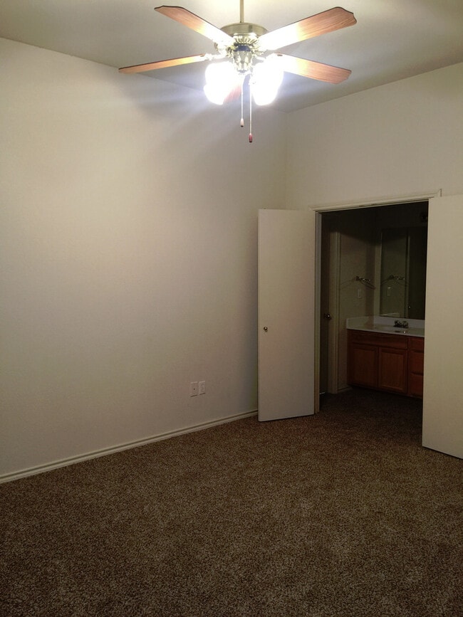 Building Photo - Duplex *LEASING SPECIAL AVAILABLE*