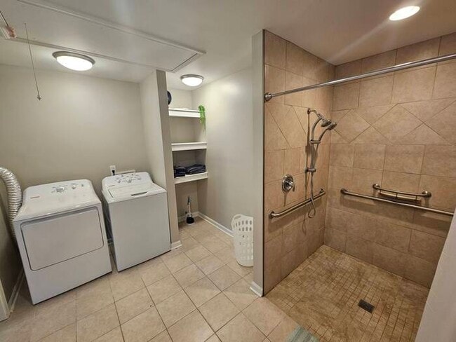 Building Photo - Furnished rental