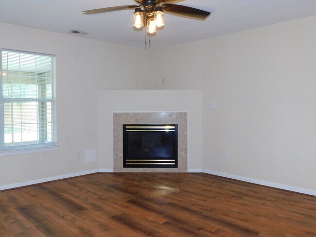 Building Photo - "Spacious 4-Bedroom Gem on Hughart Street with 2.5 Bathrooms and 2108 Sq. Ft. of Comfort!"