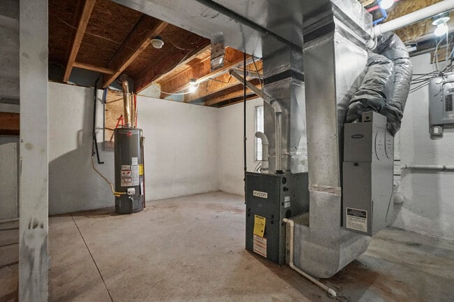 Building Photo - 4128 Buckingham Ave