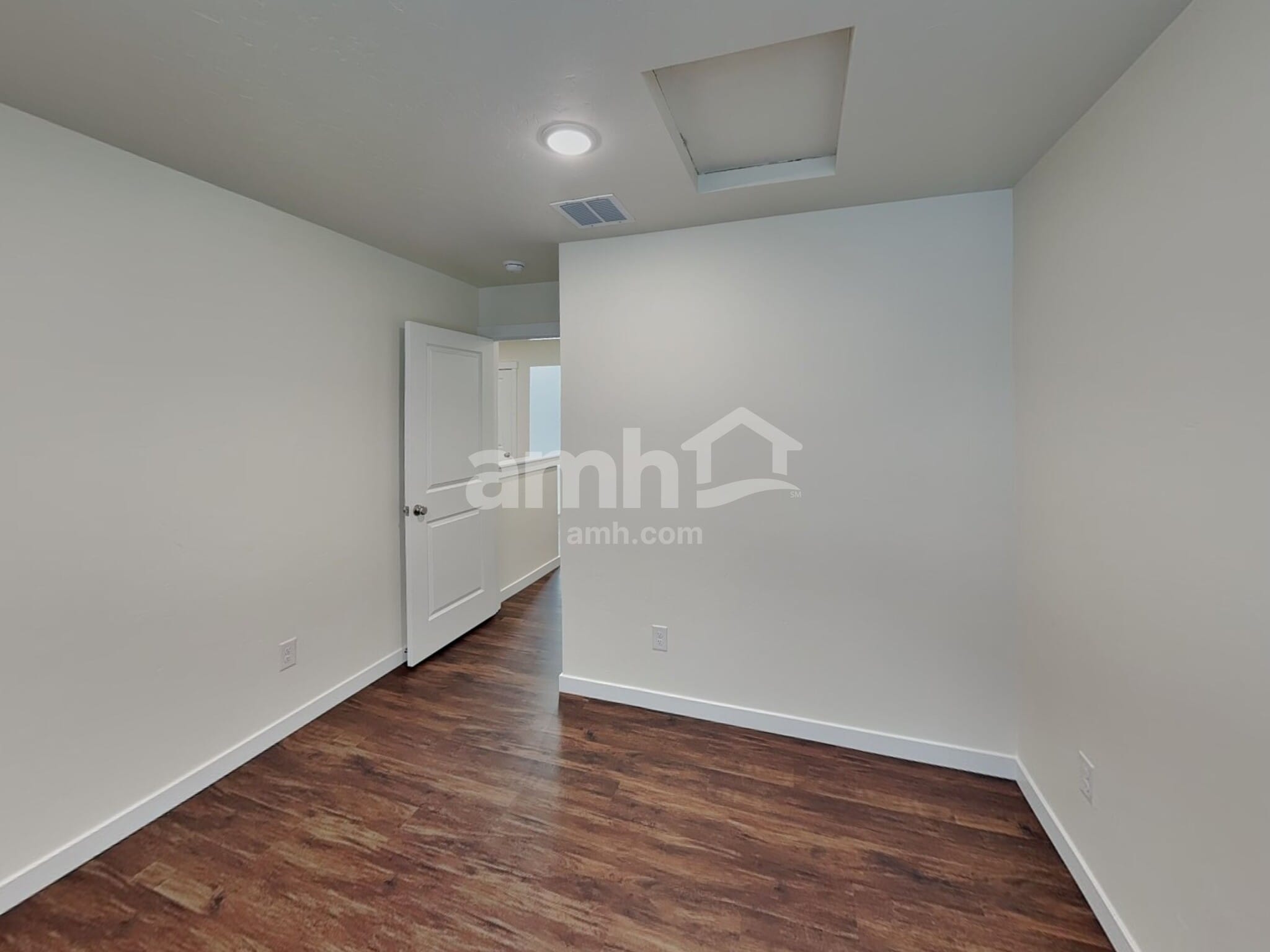 Building Photo - 1551 N Barkvine Ave