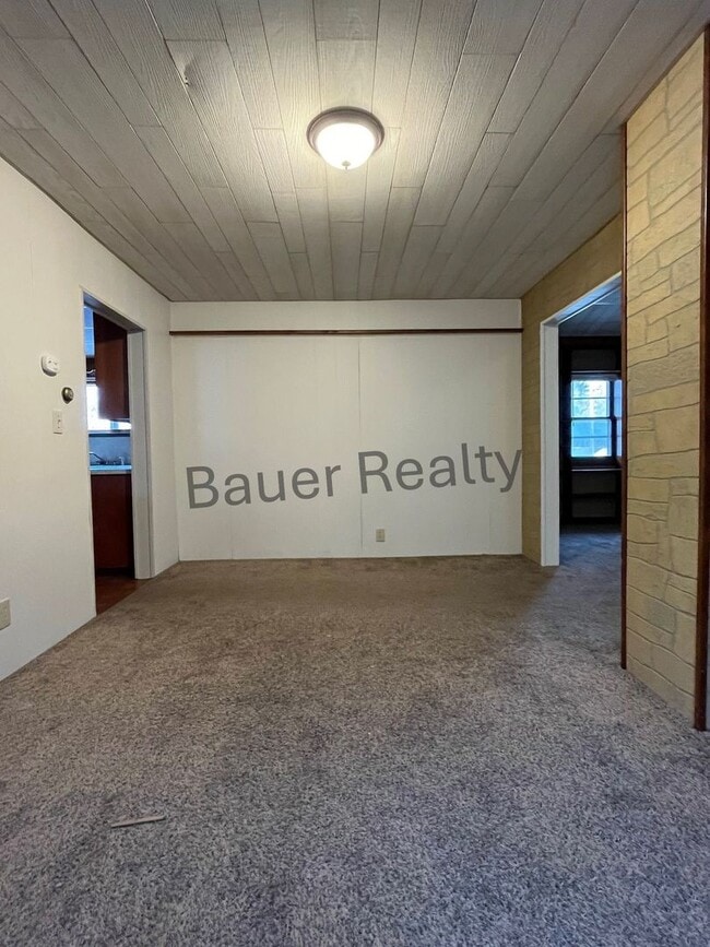 Building Photo - 3 -4 Bedroom Home Near Brookside Park