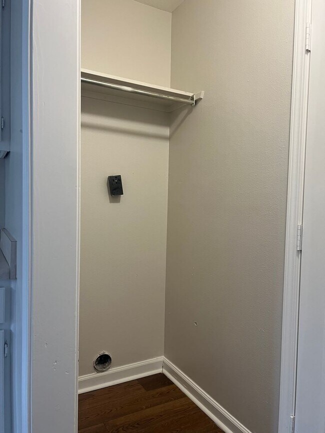 Building Photo - 1505 Hathaway Dr