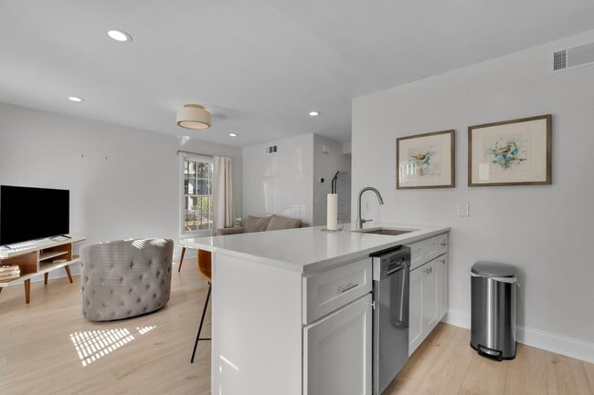 Building Photo - 702 Tattnall St