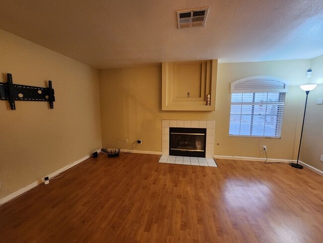 Building Photo - Modern Comfort in the Heart of Summerlin!