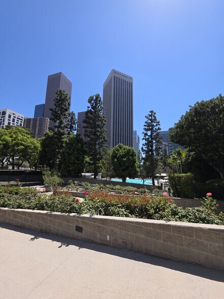 Pathway to pool/recreation area - 800 W 1st St