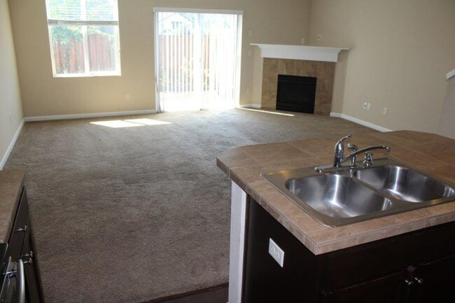 Building Photo - Beautiful 3 Bed/ 2.5 Bath Townhome w/ Gas ...