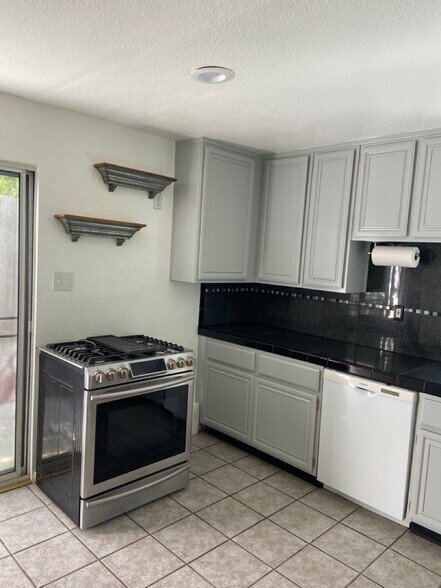 Building Photo - 404 S Juanita Ave