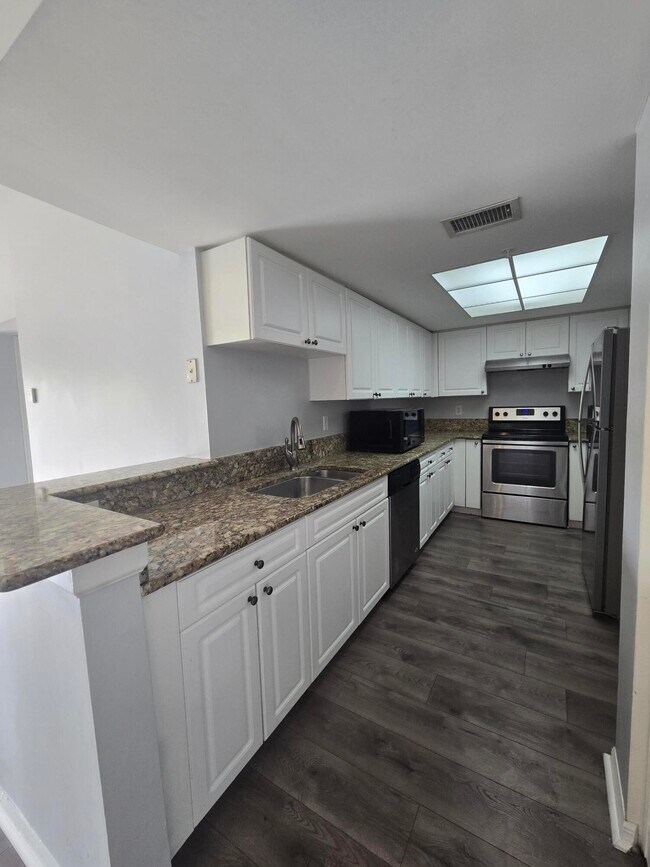 Building Photo - 1400 Crestwood Ct S