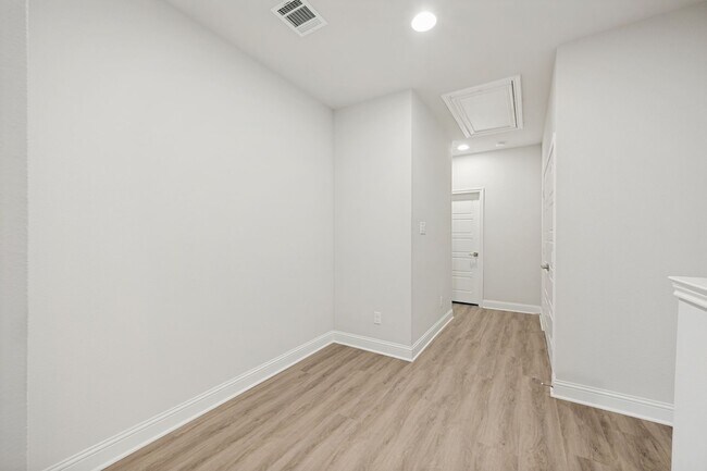 Building Photo - Modern 3 Bedroom, 2.5 Bath Townhome in a Gated Community for Lease!
