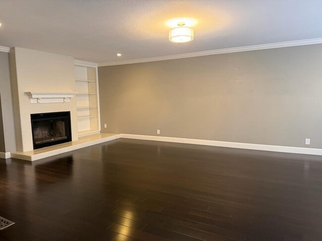 Building Photo - 1125 Royal Ln