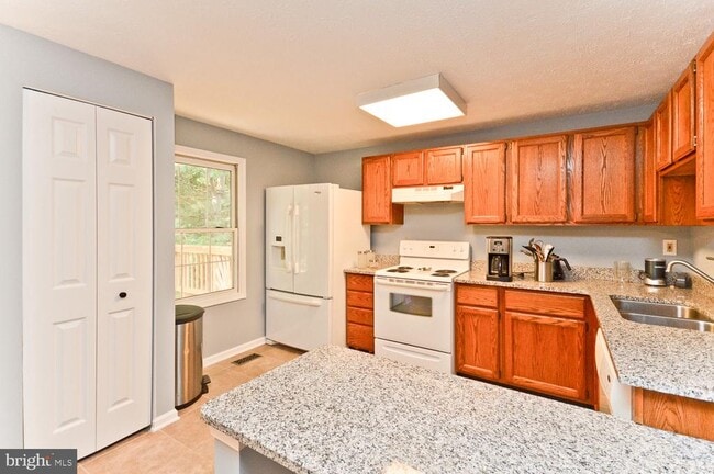 Building Photo - 9505 Baroness Ct