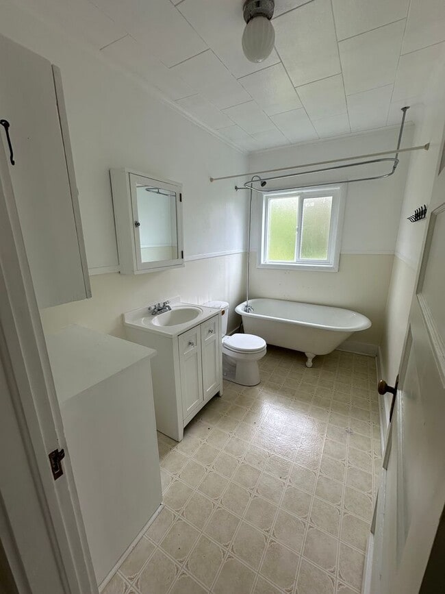 Building Photo - Quiet 2 Bedroom, 1 Bath Home - APPLICATION...