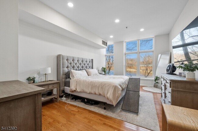 Building Photo - 262 Main St