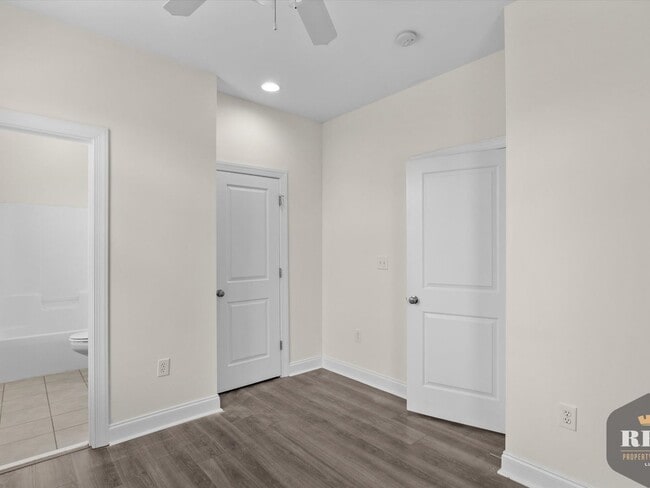 Building Photo - 3 Story Townhome, New Wood Floors, Great W...