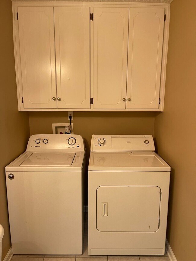 Building Photo - Foxchase Subdivision:  MOVE IN READY!!!!  ...