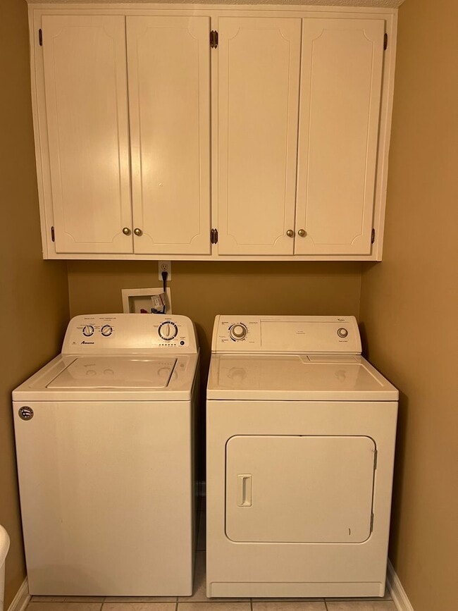 Building Photo - Foxchase Subdivision:  MOVE IN READY!!!!    1/2 OFF 1ST MONTH RENT W/12 MONTH LEASE!!  NEW CARPET...