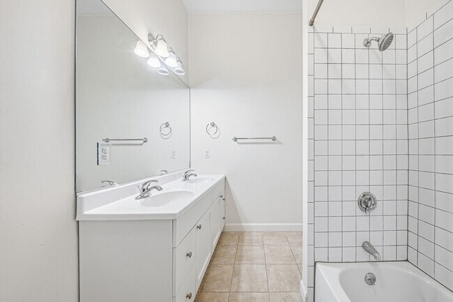 Building Photo - 156 Chelsea St