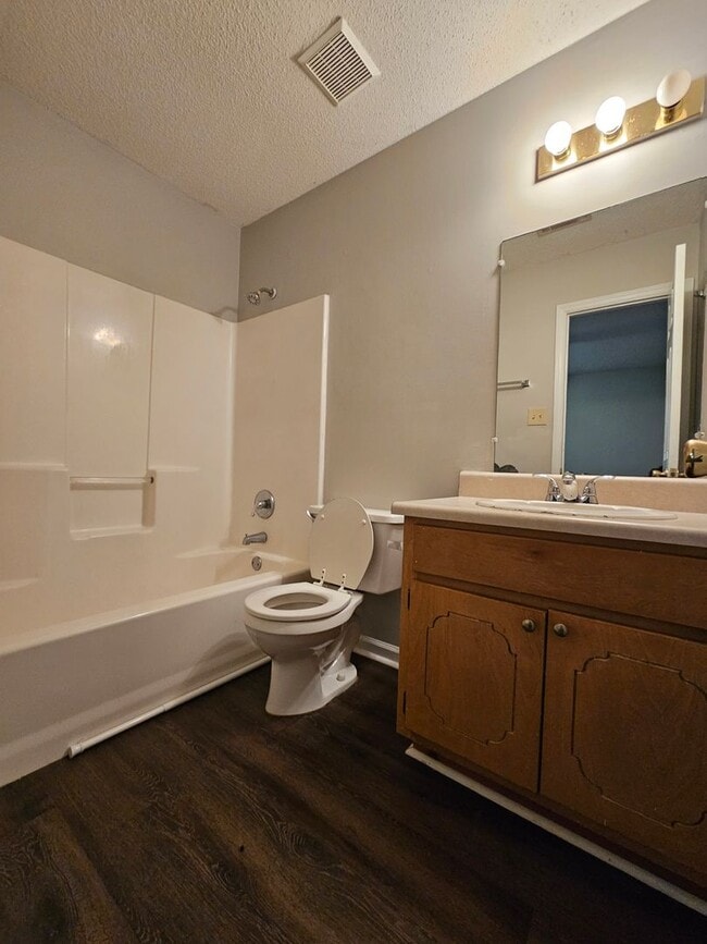 Building Photo - Home in Leesburg Available!