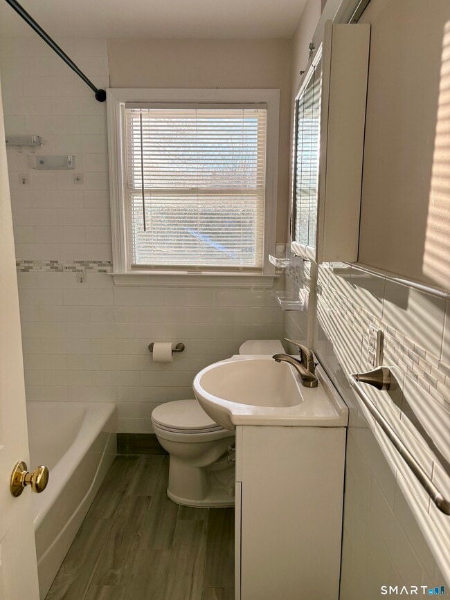 Building Photo - 124 Pemberwick Rd