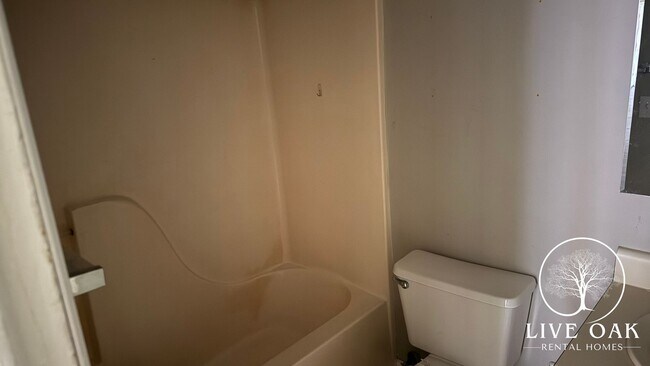 Building Photo - MOVE-IN SPECIAL: $500 OFF 1st MONTH'S RENT!**
