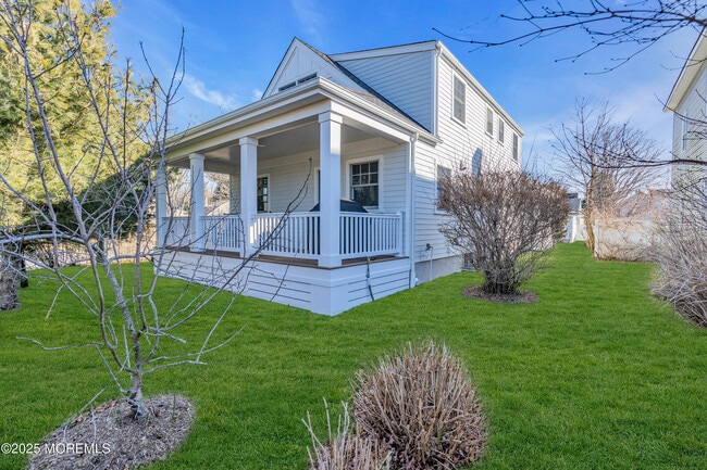 Building Photo - 611 St Clair Ave