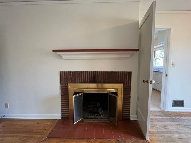 Building Photo - Wonderful 2 Bd 1 Ba home in Woodstock! Covered driveway, Large yard and Shop/Shed !!!