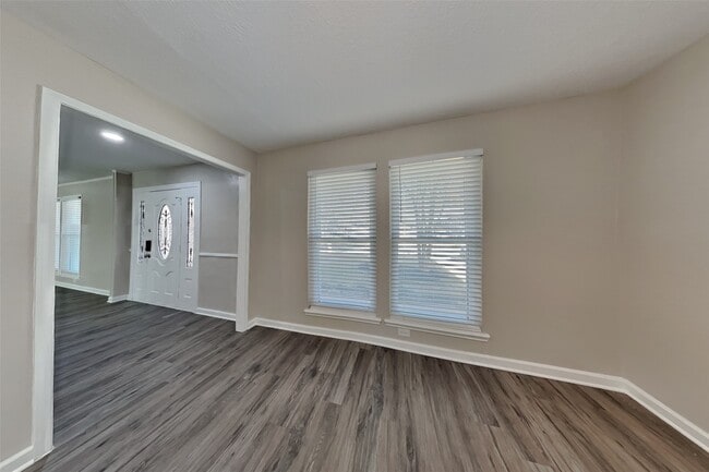 Building Photo - 6807 River Ml Dr