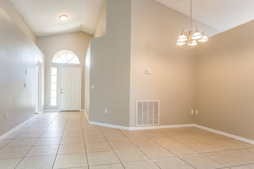 Building Photo - 142 Woodbury Pines Cir