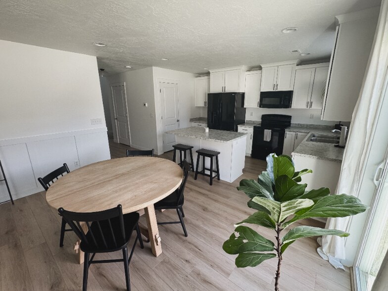 Building Photo - 3548 S Clearwater Way