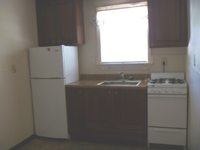 kitchen - 906 W 3rd St