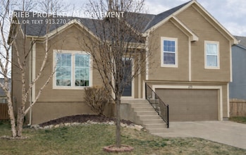 Building Photo - 233 W Fountain Cir