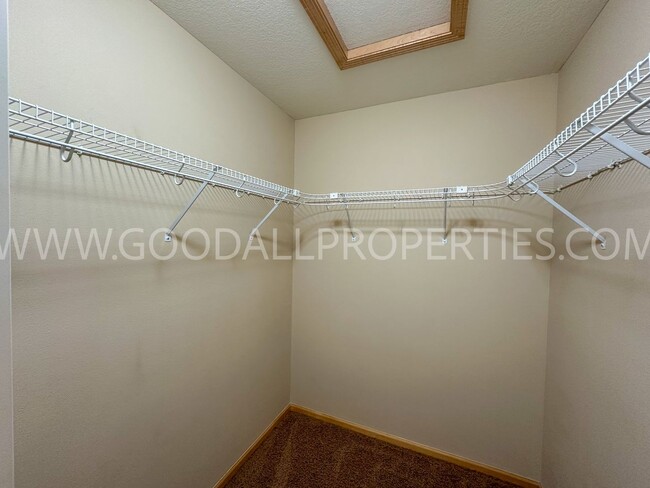 Building Photo - 3 Bedroom 2 1/2 Bath end unit townhome near Jordan Creek!