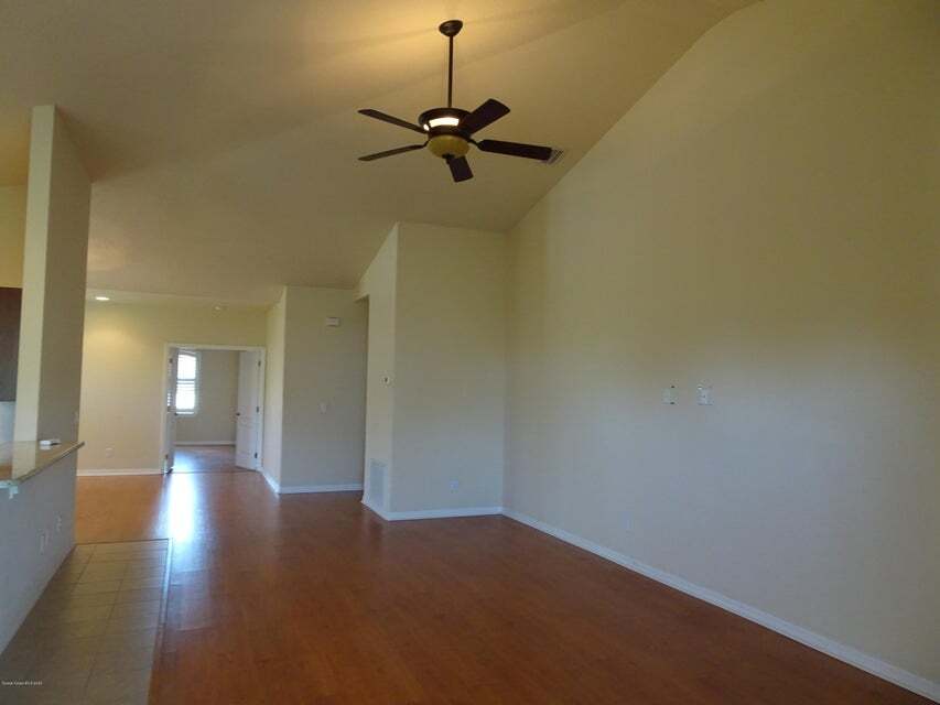 Living Area - 1020 Venetian Dr