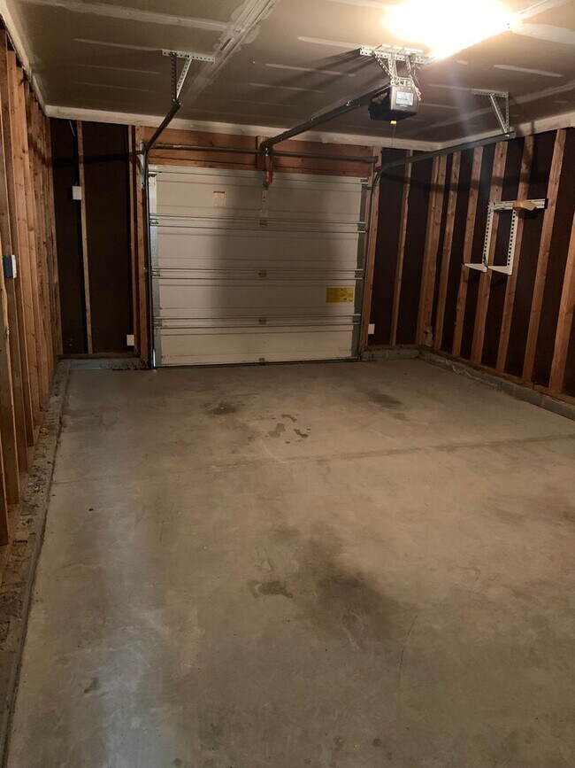 Building Photo - All new laminate flooring~3 bedroom 2 baths ~ small pet with fee ~Home Owner's Assocaite rules & ...