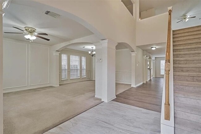 Building Photo - 511 Elm Ridge Dr