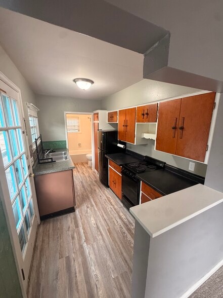 Kitchen - 317 E Chart St